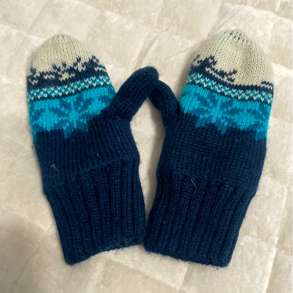 5/$15 Closet Sale! Boys H&M Snowflake Fleece Lined Mittens, Size 1-2 Years Old